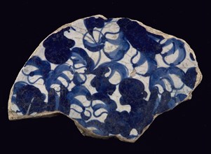 Fragment majolica dish, blue on white, à-foglie motif, curly leaves, dish tableware holder earth discovery ceramics pottery