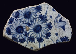 Fragment majolica dish, blue on white, flowers, dish tableware holder soil find ceramics pottery glaze, Op fried archeology food