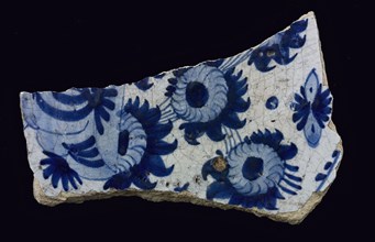 Fragment majolica dish, blue on white, flowers in Chinese style, dish crockery holder soil find ceramic pottery glaze, baked
