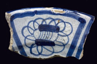 Edge fragment majolica dish, blue on white, Chinese tape band in Wanli style, dish tableware holder soil find ceramics pottery