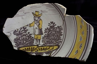 Fragment majolica dish, yellow and purple on white, nobleman or angler in the mirror, dish crockery holder soil find ceramic