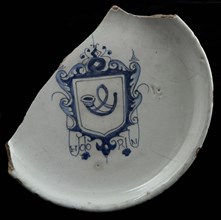 Faience plate, blue on white, coat of arms with post horn, underneath HOORN, plate crockery holder soil find ceramic earthenware