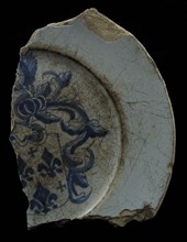 Fragment faience plate, blue on white, coat of arms with three French lilies, plate crockery holder earth discovery ceramics