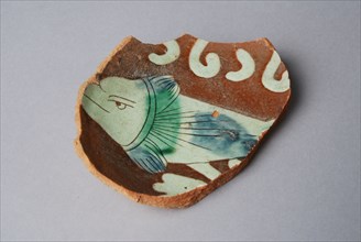 Bottom fragment Werra bowl, mirror decor with fish and year 1616, pale yellow and green glaze, bowl crockery holder earth