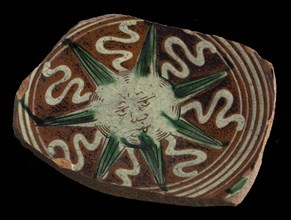 Bottom fragment Werra plate, mirror decor with seven-pointed star with sgraffito face, pale yellow and green glaze, plate