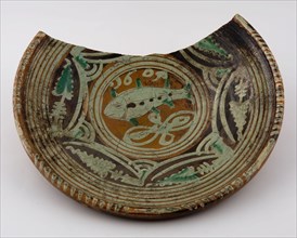 Werra dish, mirror decor with fish, border decoration with circles, arches and leaves, dated, dish crockery holder earth