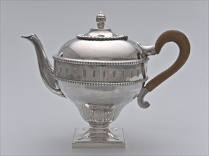 Silversmith: Douwe Eysma, Silver teapot with wooden handle, inverted pear-shaped belly decorated with lance-shaped leaf motifs