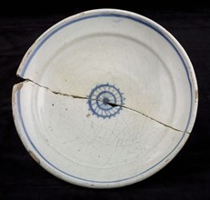 Faience sign on stand, blue decor, small rosette in the middle, blue trim on the edge, plate crockery holder soil find ceramic