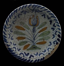 Majolica dish with polychrome tulip as representation, rope pattern along the edge, plate crockery holder soil find ceramic