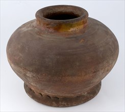 Heavy pottery pot on wide stand ring, round and stocky model, pot holder ceramic earthenware glaze lead glaze, hand-turned