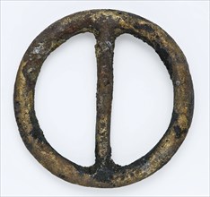 Gold-colored round wire buckle, buckle, buckle fastener component soil find brass metal, archeology