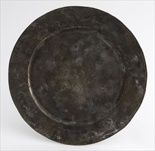 Tin plate, with at least four marks, plate crockery holder soil find tin metal, cast Pewter plate Flat flat short shoulder