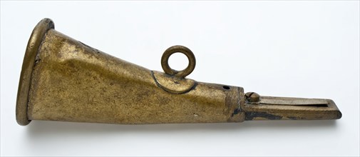 Small copper signal horn, horn musical instrument sound medium soil find brass metal, cast soldered Copper horn curved funnel