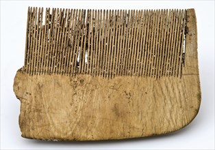 Fragment ivory or leg comb with finely serrated teeth, lice comb comb soil find ivory leg, sawn cut Legs or ivory comb