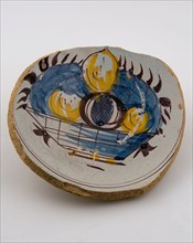 Soul fragment of majolica dish on stand with decor of fruit basket, plate dish crockery holder soil find ceramics pottery glaze