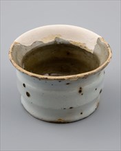 White pottery ointment jar with slightly profiled wall, with slightly protruding upper edge, ointment jar pot holder soil find