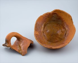 Two fragments of chamber pot, room ease, vaulted bottom, pot holder sanitary earthenware ceramic earthenware glaze, hand-turned