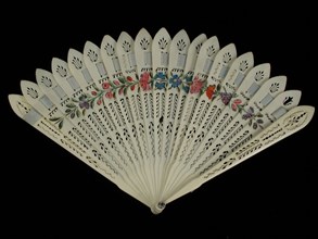 Brisé fan, leaves and legs in carved ivory in stylized motifs, light blue silk briselint, painted on top edge with floral motifs