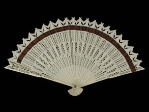 Brisé fan, blade of arrow-shaped legs of cut-out leg, briselint of brown silk satin, wiséwaaier range clothing accessory women's