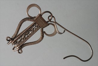 Harp-shaped knitting hook of silver, knitting hook auxiliary needle? handicraft tools metal silver, Rotterdam City Triangle