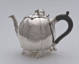 Silversmith: Douwe Eysma, Small silver teapot with wooden handle, in which the spout, lid and legs are decorated and shaped