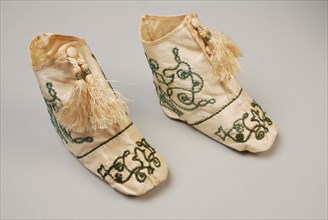 White silk satin baby boots with button closure with tassels, soutache embroidered with green silk cord, boot footwear baby