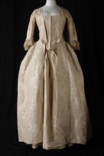 Two-piece dress in cream silk silk with large flower motifs, long gown with closure in the front and Watteau fold and long