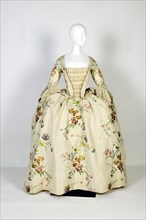 Mantua, two-piece dress, body and skirt of cream-colored silk with colored floral scrolls, stomach piece set with tulle, tulle