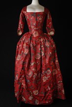Japon, robe à l'Anglaise of chintz, red fond with large multicolored flowers, pleated skirt, sleeves with pleated elbow piece