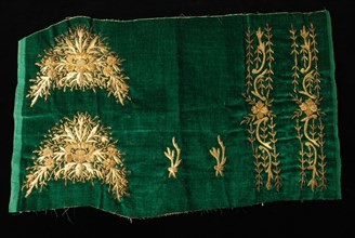 Lap of green velvet with gold thread embroidery in the form of shoe cover, mops can be made of the cloth, part semi-finished