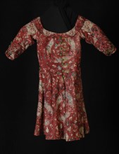 Children's dress of linen, red-brown long distance with floral motifs in white and blue, wide neckline with flat collar, V