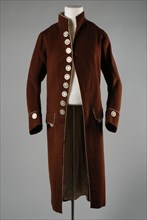 Men's coat of brown cloth, long sleeves, stand-up collar and ten mother-of-pearl buttons along the front, lining of white silk