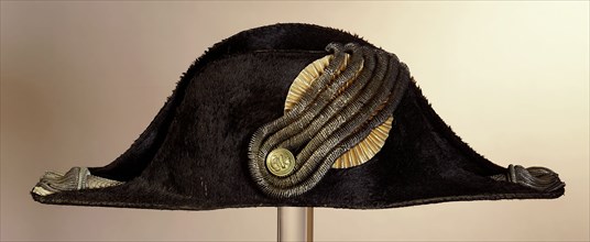Black hairfelt two-sided stitch, bicorne, with orange silk cockade, and gold-colored metal trim, tassels, bicorne stitch hat
