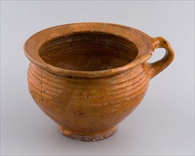 Red earthenware room comfort on stand ring, bandoor, pot holder sanitary soil find ceramics earthenware glaze, hand-turned