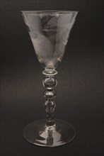 Engraver: Frans Greenwood (1680 - 1763), Chalice with orange-apple in dot engraving and F. Greenwood fecit 1747, drinking glass