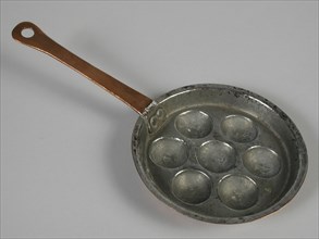 metal worker: Gresnich, Red copper poffertjes or even frying pan, poffertjespan pan holder kitchenware miniature toy relaxant