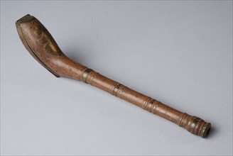 Pipe box in the shape of Gouda pipe, sheath holder wood copper brass, Sheath to transport pipe. Form of Gouda pipe underside