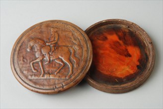 Wooden snuff box with rider embossed on the lid, snuffbox holder walnut wood turtle, Round. Wood on the outside; turtle inside