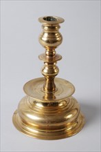 Collar candlestick on round profiled base, the trunk with spherical baluster and broad rib, candlestick candlestick holder brass