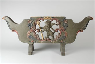 Polychromed rear wagon of farm wagon, with cut going crowned lion, spear and freedom hat, carved wood carving sculpture wood