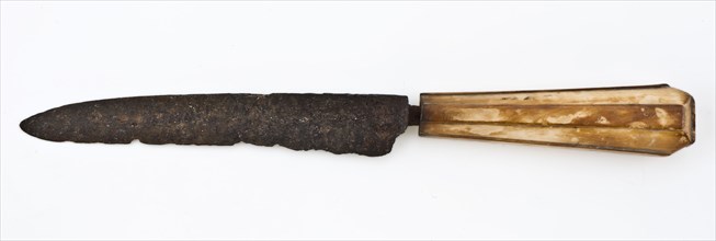 Knife with legs raises with hexagonal cross-section, tapered, knife cutlery soil find leg iron metal, archeology