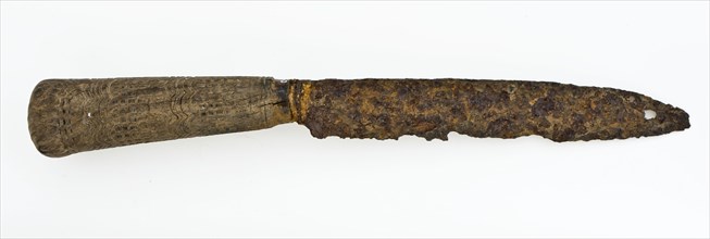 Knife with iron blade and wooden handle with round cross-section, tapered and decorated with engraved corrugated lines and grid