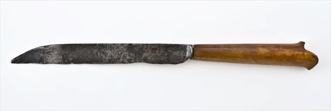 Knife with elongated, pointed blade and palm wood handle with oval cross-section and notched end, knife cutlery soil find steel