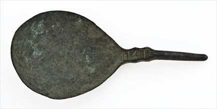 Copper spoon with fig-shaped bowl, on transition to stem the letters IVT, spoon cutlery soil find copper bronze? metal, Struck