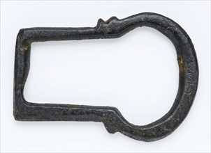 Metal buckle without middle post, in the form of keyhole, buckle fastener component soil find copper metal, archeology