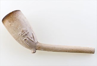 Pieter van Vliet?, Clay pipe with mark PV, clay pipe smoking equipment smoke floor pottery ceramics pottery, pressed finished
