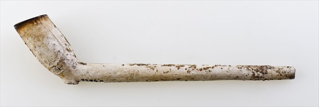 Clay pipe in relief decorated with lion and city arm of Gouda, clay pipe smoking equipment smoke floor earthenware ceramic