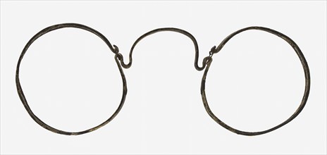 Frame of round glasses, of curved copper wire, squeeze glasses eye lens soil find copper metal, pulled curved frame