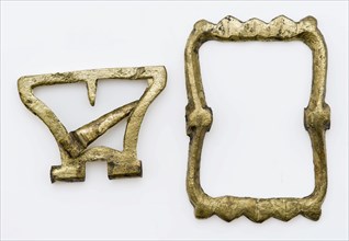 Buckle with rectangular bow, bouncing and broken angel, clasp fastener component soil find brass metal, d 0,7 (whole) archeology