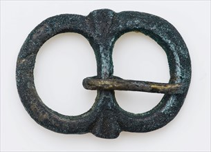 Double-oval buckle with middle post and sting, small size, buckle fastener component soil find bronze copper metal, archeology